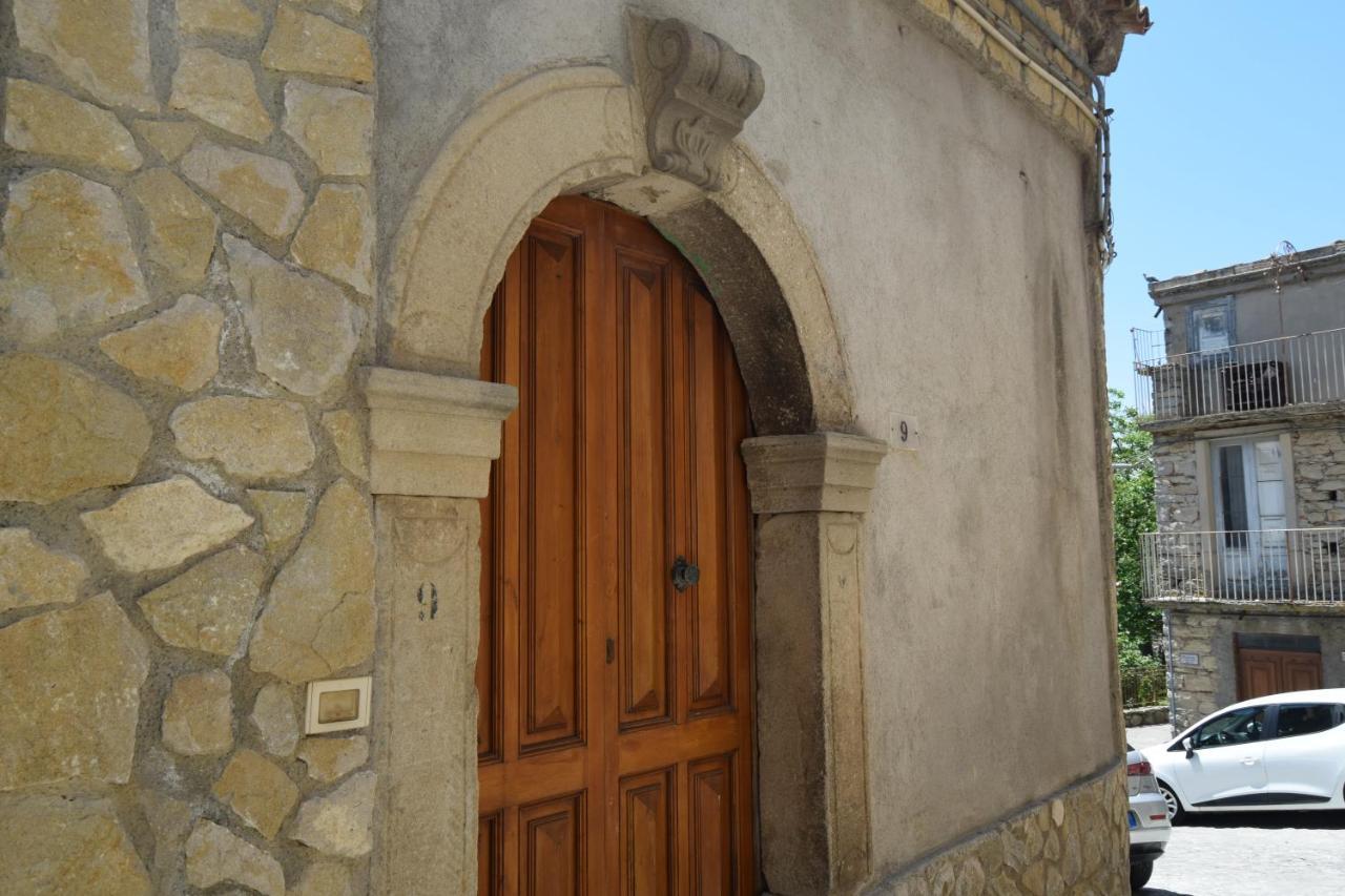 B&B La Terrazza Монталбано Еликона Екстериор снимка
